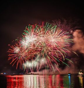 Großfeuerwerk über Wasser